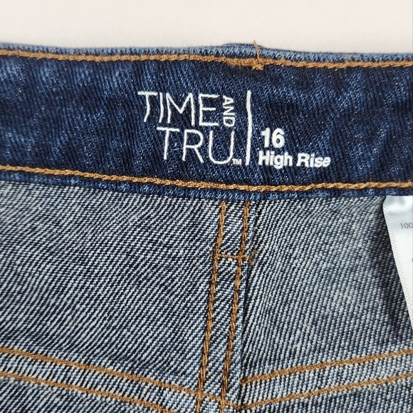 Time & Tru Women's High Rise Jean Shorts Blue Size 16 100% Cotton Distressed - Picture 5 of 7